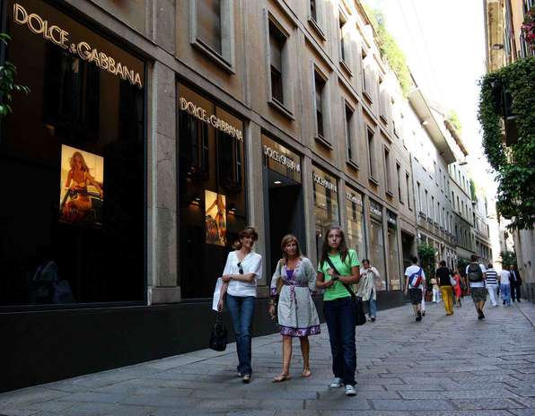Milão, Itália: capital da moda italiana e mundial, Milão é uma cidade perfeita para amantes de compras, principalmente no que diz respeito a marcas e acessórios de luxo. Via Montenapoleone , Via della Spiga, Via SantAndrea e Via Manzoni são apenas algumas das ruas famosas por suas lojas de marcas como Gucci, Versace, Prada e Moschino.  As ruas Corso Vittorio Emanuele, com seu famoso centro comercial La Rinascente, e Corso Buenos Aires são boas opções para encontrar o melhor da moda sem estourar o cartão de credito.  Em Milão, o período mais conveniente para comprar se estende de 5 de janeiro a 5 de março, quando as lojas praticam importantes descontos Foto: Divulgação