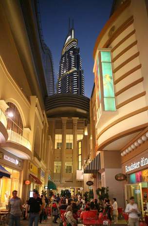 Dubai, Emirados Árabes Unidos: na última década, Dubai se transformou em destino turístico com visitantes do mundo inteiro. A extravagância da cidade, com seus gigantescos prédios, também aparece em seus shoppings e lojas de luxo, com opções para todos os gostos. O Dubai Mall, com mais de 1.200 lojas e 160 restaurantes é o maior shopping center de Dubai e faz parte do complexo do Burj Khalifa, prédio mais alto do planeta. O Souq Madinat Jumeirah, que imita os tradicionais mercados de rua encontrados nos países árabes, mas com muita atenção ao conforto, também tem numerosas lojas de luxo, cinemas, além de produtos artesanais locais, como tapetes de excelente qualidade. Todo ano, em janeiro, o Dubai Shopping Festival oferece oportunidades únicas de compras com desconto Foto: Divulgação