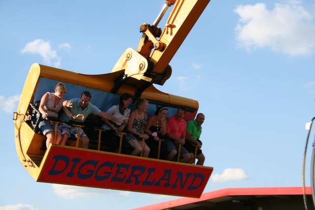 Diggerland, Inglaterra: Diggerland, ou Terra das Escavadeiras, é o nome que levam quatro parques temáticos da Inglaterra situados nas cidades de Strood, Verbeer Manor, Langley Park e Castleford. Os parques permitem a adultos e crianças dirigir máquinas pesadas e têm brinquedos inspirados em formas de escavadeiras, guindastes e outras engenhocas do gênero Foto: Divulgação