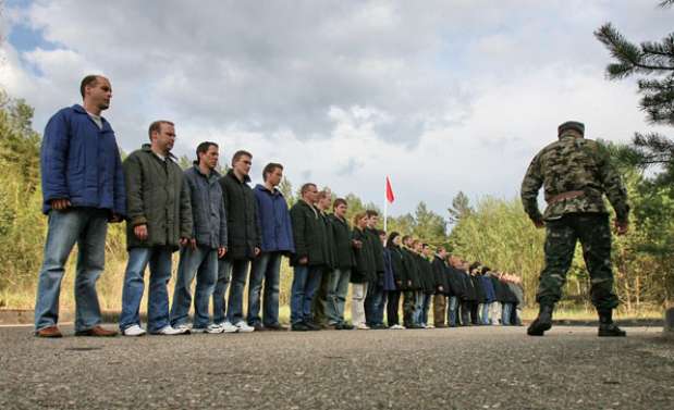 Isgyvenimo Drama, Lituânia: a 25 de km de Vilnus, capital da Lituânia, num bunker situado cinco metros abaixo do solo, o parque-temático Isgyvenimo leva seus visitantes a viver aspectos da época do comunismo na sua face mais dura e negativa. Na chegada, os turistas são recebidos por guardas que seguram cachorros bravos e que os despojam de seus pertences. Depois, eles são interrogados por um oficial da KGB obrigados aprender o hino soviético e a usar máscaras de gás Foto: Divulgação