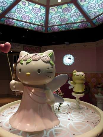 Harmonyland, Japão: criada no Japão na década de sessenta, a gatinha Hello Kitty ganhou fãs incondicionais no planeta inteiro, cativados por sua fofura. Todo tipo de produtos relacionados à personagem podem ser encontrados mundo afora, como bem sabem os colecionadores. Mas para estes fãs, o maior sonho é conhecer Harmonyland, parque temático da Hello Kitty, situado na cidade japonesa de Oita. No local, a presença da personagem é constante, com shows, brinquedos e restaurantes voltados para ela Foto: Ray Chang / Divulgação