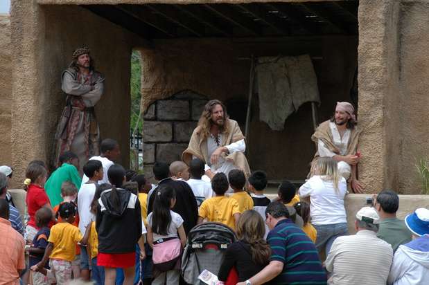 Holy Land Experience, Estados Unidos: a cidade de Orlando, na Flórida, é mundialmente famosa por seus parques temáticos como Disney e Universal World. Mas também é possível encontrar em Orlando parques curiosos e menos conhecidos, como o Holy Land Experience. Este parque, voltado para o catolicismo, imita a arquitetura de Jerusalém no século 1º, com lugares sagrados da época. Os visitantes também podem assistir a peças de teatro que contam a reproduzem eventos do tempo de Jesus Cristo Foto: Divulgação