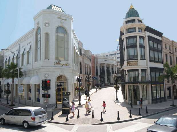 Los Angeles, Estados Unidos: fazer compras em Los Angeles pode significar estar lado a lado com muitas celebridades de Hollywood, principalmente se o local escolhido for Rodeo Drive, com suas lojas de luxo. Melrose Avenue também é uma boa escolha, tanto por suas lojas quanto por seu ambiente divertido. Los Angeles também tem alguns shoppings center a céu aberto, como o The Grove, com alimentos, roupas e acessórios, entre outras coisas. Em Santa Monica, a pequena rua pedestre de três quarteirões conhecida como Third Street Promenade, tem uma mistura interessante de lojas de roupas de marcas com boutiques alternativas Foto: Divulgação