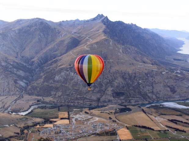 Queenstown, Nova Zelândia: este é um paraíso para os caçadores de fortes emoções, que curtem atividades como bungee jump e sky diving. Para quem quer algo mais sereno, o local também oferece atividade: o passeio de balão propicia uma vista das paisagens que inspiraram o diretor Peter Jackson a escolher a Nova Zelândia como cenário para a trilogia Senhor dos Anéis Foto: Divulgação