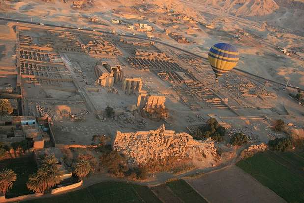 Luxor, Egito: os passeios de balão são populares na região e oferecem vista dos templos e do rio Nilo. Depois de um acidente em 2009, quando 16 turistas ficaram feridos, as regras de segurança se tornaram mais rígidas. Certifique-se de que está optando por uma operadora credenciada Foto: Divulgação