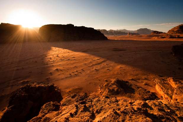 Wadi Rum, Jordânia: muitas operadoras turísticas, incluindo a Abercrombie and Kent, incluem passeios de balão nos pacotes para a Jordânia. O deserto de Wadi Rum é conhecido por ter paisagens castigadas pelo tempo e formações rochosas espetaculares Foto: Getty Images