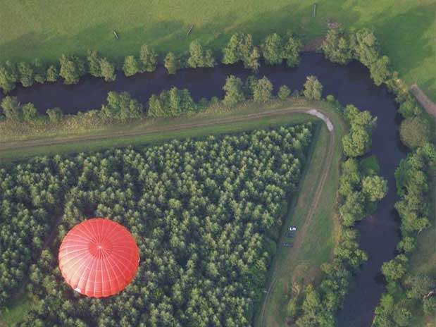 Grã-Bretanha: existem muitas vistas impressionantes nos passeios aéreos pela Grã-Bretanha. A empresa Virgin Balloon Flights tem mais de 100 pontos de saída, incluindo Newby Bridge e Bakewell Foto: Divulgação