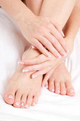 Embora existam alguns tratamentos que você prefere deixar para os profissionais, como depilação com cera, uma boa pedicure feita em casa pode durar até três semanas, se feita direito. "Passar 30 minutos em um bom 'faça você mesmo' é um dos tratamentos de beleza mais transformadores que você pode fazer", disse a especialista em saúde do pé, Margaret Dabbs, ao Daily Mail. Além de deixar seus pés bonitos, uma boa pedicure pode ser até mesmo um impulsionador de confiança", acrescentou Foto: Getty Images