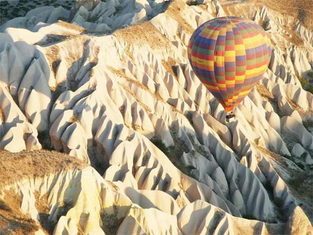 Capadócia, Turquia: esta região da Turquia é reconhecida por suas cavernas e atrações subterrâneas, mas a vista capturada de cima é tão atraente quanto um passeio a pé. Muitas companhias oferecem este passeio, mas certifique-se de que está contratando uma empresa licensiada Foto: Divulgação