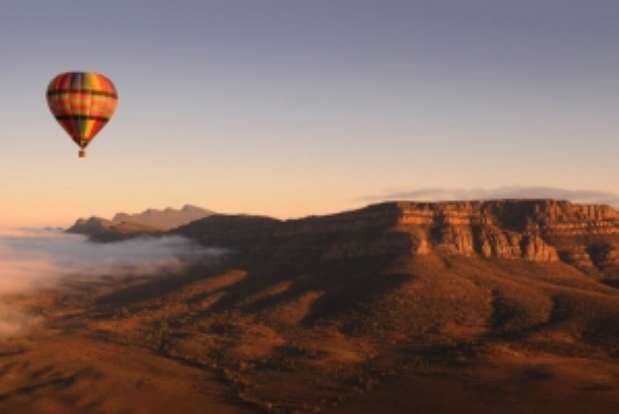 Outback, Austrália: o balão é uma ótima forma de viajar pelas áreas mais remotas e desertas da Austrália. Inúmeras companhias, incluindo a Outback Ballooning, oferecem tours para os amantes deste tipo de passeio Foto: Divulgação