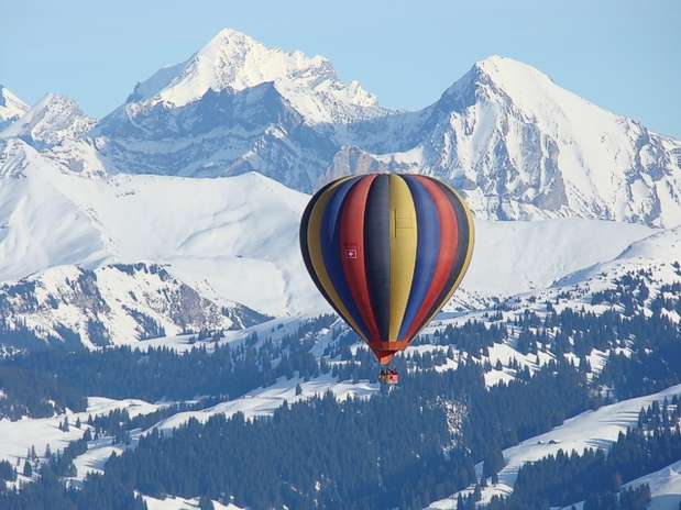 Gstaad, Suíça: para uma viagem pelos Alpes Suíços, com uma bela vista dos picos cobertos de neve, a melhor época é janeiro, quando o International Balloon Festival colorem o céu. A empresa Alphine Ballooning oferece saídas tanto no inverno quanto no verão Foto: Divulgação