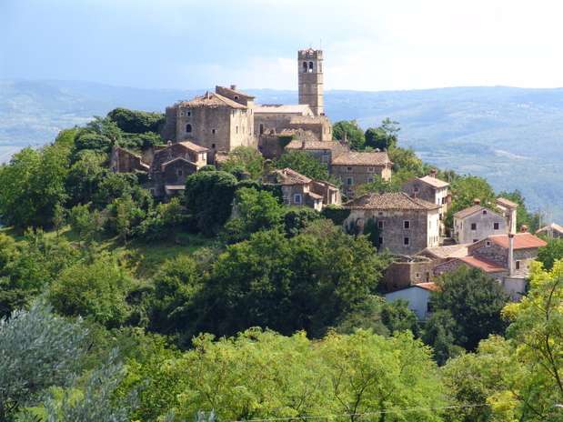 Istria, Croácia: esta é a maior península do mar Adriático, que comporta vales profundos, colinas, campos de trigo e vinhedos exuberantes perto do mar. Os passeios de balão são populares entre setembro e outubro, quando o tempo esfria Foto: Getty Images