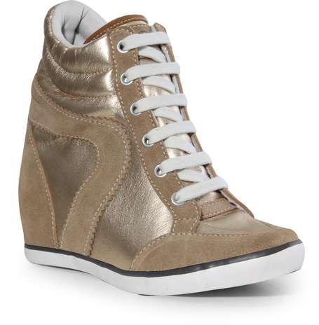 Este modelo dourado metalizado da Coca-Cola Shoes sai por R$ 259,90. SAC: (54) 3285-2600 Foto: Divulgação