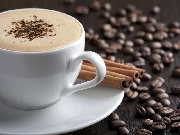 Duas xícaras diárias de café podem aliviar os tremores e outros sintomas causados pelo mal de Parkinson Foto: Getty Images Duas xícaras diárias de café podem aliviar os tremores e outros sintomas causados pelo mal de Parkinson Foto: Getty Images