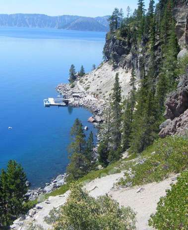 Crater Lake, Oregon, Estados Unidos: situado no estado americano de Oregon, o Crater Lake é um magnífico lago dentro da caldeira de um antigo vulcão. Com águas límpidas e duas ilhas, o lago se encontra protegido dentro do Parque Nacional de Crater Lake e é o mais profundo dos Estados Unidos, com 592 metros de profundidade Foto: Crater Lake NP