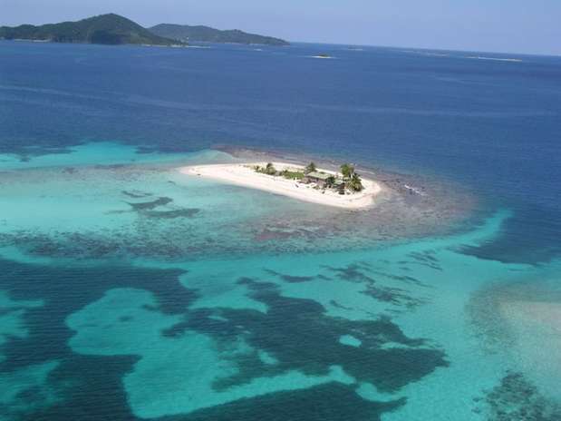 Cayos Cochinos, Honduras: o litoral norte de Honduras tem belas ilhas, como o arquipélago de Cayos Cochinos, formado por duas ilhas principais (Cayo Menor e Cayo Grande) e 13 ilhotas de coral. Cayos Cochinos tem águas azuis perfeitas para relaxar e mergulhar em meio a recifes e peixes coloridos Foto: Cayos Cochinos / Divulgação