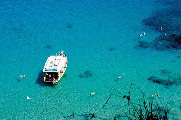 Fernando de Noronha, Brasil: o arquipélago de Fernando de Noronha é uma das maiores joias do litoral brasileiro. Apesar de pertencer ao estado de Pernambuco, a cidade mais próxima de Fernando de Noronha, a 360 km de distância, é Natal, no Rio Grande do Norte. Composto de 21 ilhas e ilhotas, o arquipélago tem praias paradisíacas com águas consideradas entre as mais transparentes do mundo e, por isso, preferidas por muitos mergulhadores Foto: Visit Brasil