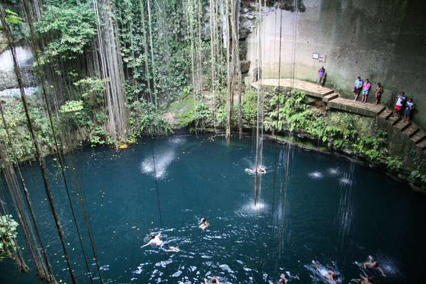 Cenote Ik Kil, México: no litoral leste do México, a Península de Yucatán tem numerosos cenotes, grutas de calcário que formam maravilhosas piscinas naturais. Situado a cerca de 35 km do sítio arqueológico de Chichen Itzá, o cenote de Ik Kil tem 60 metros de diâmetro e 40 de profundidade em águas límpidas bastante frequentadas por turistas Foto: Stephen M. Scott