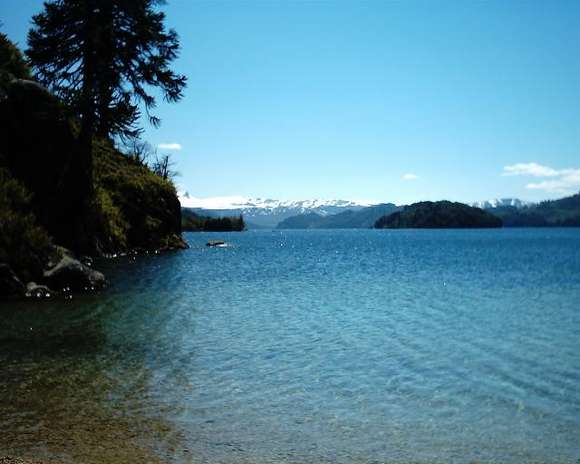 Lago Moquehue, Argentina: a Patagônia argentina tem belos lagos cristalinos cercados de pinheiros com os picos nevados dos Andes ao fundo. Próximo à fronteira com o Chile, na província de Neuquén, o Lago Moquehue é um espelho dágua remoto e protegido, com águas puras e áreas para acampar Foto: Esteban Vera