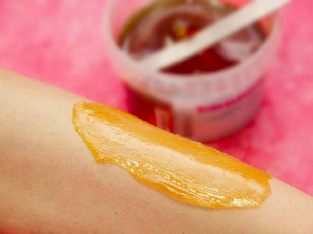 Cera de cana-de-açúcar facilita processo depilatório e ainda beneficia a saúde e beleza da cútis Foto: Shutterstock