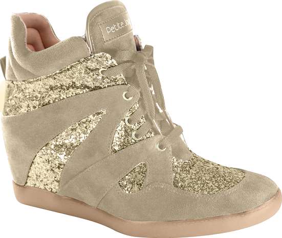 Sneaker Petite Jolie com glitter dourado sai por R$ 174,90 no site www.petitejolie.com.br Foto: Divulgação