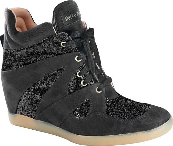 Sneaker Petite Jolie com glitter preto sai por R$ 174,90 no site www.petitejolie.com.br Foto: Divulgação