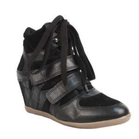 Os tênis sneakers viraram febre e não saem dos pés das fashionistas pelo mundo inteiro. Com salto interno de 6 cm, o modelo dá um toque esportivo cool em qualquer look. Este modelo Shoestock preto sai por R$ 229,90. SAC: (11) 3045-1200 Foto: Divulgação