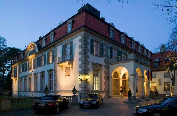 10. Schlosshotel im Grunewald, Berlin, Alemanha: o antigo palácio residência de Dr. Walter von Pannwitz, um associado de confiança do Kaiser Wilhelm (o ex-imperador alemão), deu lugar a este luxuoso hotel cinco estrelas. O lugar remete ao início do século 20 e ainda mantém a elegância nobre do período, com mobiliário antigo magnífico. O hotel dispõe de 53 quartos e suítes, sendo que a Grunewald-Suite foi exclusivamente desenhada por Karl Lagerfeld. Espalhada por 350 metros quadrados, a suíte possui um salão de beleza esplêndido e um grande banheiro, decorado com belos azulejos franceses pintados à mão. Os clientes incluem Demi Moore e Ashton Kutcher. Além disso, durante a Copa do Mundo de 2006, o hotel era o alojamento principal da equipa nacional alemã. Janet Jackson também apresentou seu novo álbum à imprensa alemã neste hotel Foto: Divulgação