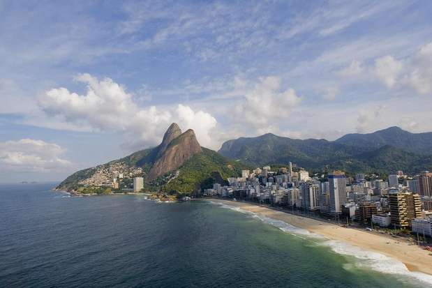 Brasil: se existe uma coisa da qual os brasileiros não podem reclamar é de seu clima. O nosso País tem muito sol o ano inteiro e um inverno curto, onde as temperaturas caem apenas em algumas regiões, como no sul. No resto do Brasil, temperaturas de 20° C são consideradas por alguns como "frio". Com um litoral de mais de 7 mil km de belas praias, só podemos aproveitar Foto: Visit Brasil