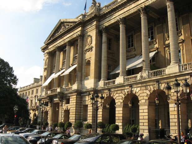 2. Hotel De Crillon, Paris, França: com 174 quartos e interior sofisticado, este hotel está localizado na famosa Praça da Concórdia. O estabelecimento é decorado com mármore, antiguidades e lustres extravagantes, que o tornam ainda mais luxuoso. O destaque do hotel é a Bernstein-Suite, de mais de 800 metros quadrados. A suíte possui dois terraços com vista para a Torre Eiffel, bem como uma área de recepção e uma sala de jantar elegante. Para completar, o Hotel De Crillon ainda disponibiliza charutos finos e uma seleção de bebidas. Madonna, Jennifer Lopez, Mariah Carey e Arnold Schwarzenegger são convidados notáveis do hotel, bem como o Dalai Lama, Jacky O. e Elizabeth Taylor Foto: Reprodução/Wikipedia