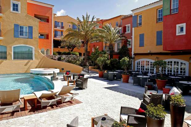 3. Hotel Byblos, Saint Tropez, França: no coração de Saint Tropez, está o badalado Hotel Byblos. Graças à sua lista celebridades e noites de festas memoráveis, o estabelecimento é visto como uma lenda na Côte d'Azur. O hotel dispõe de 44 quartos e 47 suítes, todos decorados em estilo provençal com antiguidades e extravagantes camas de dossel. A Suíte Riviera, que contém dois quartos e 580 metros quadrados, é o carro-chefe deste hotel de luxo. Nela há uma sala de estar e um terraço privado, de onde os hóspedes têm uma vista panorâmica sobre a piscina. A Les Caves du Roy, boate do hotel já recebeu top models internacionais como Gisele Bündchen, Kate Moss e Naomi Campbell. Outros notáveis hóspedes são Paris Hilton, Penélope Cruz, Kylie Minogue e Mick Jagger. Até mesmo atletas, como Boris Becker e David Beckham, com a esposa Victoria, já passaram pelo Byblos Foto: Divulgação