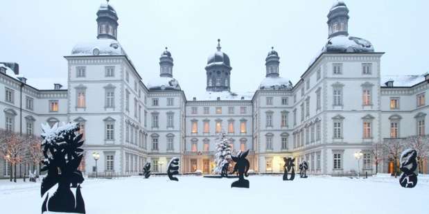 4. Grandhotel Schloss Bensberg, Bergisch Gladbach, Alemanha: este palácio barroco na Alemanha Ocidental oferece uma vista panorâmica única do Vale do Reno até a Catedral de Colónia. O edifício agrega 120 quartos e suítes, onde os hóspedes se sentem como membros da realeza. Móveis finos, tapetes macios e camas grandes caracterizam os arejados quartos repletos de luz. Da suíte presidencial de mais de 480 metros quadrados, o turista pode apreciar uma vista da cidade de tirar o fôlego. O restaurante gourmet Vendôme oferece criações de cozinha francesa do chef Joachim Wissler. Seu serviço de primeira classe foi apreciado recentemente por Lady Gaga, que residiu lá durante sua participação no programa Next Top Model Alemanha. Paul McCartney e Prince também já se hospedaram por lá Foto: Divulgação