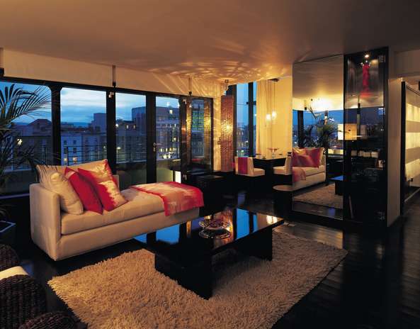 5. The Morrison Hotel, Dublin Irlanda: próximo ao rio Liffey, em Dublin, o Morrison é um hotel boutique. Seu ambiente elegante é caracterizado por uma fusão de decoração moderna, com elementos tradicionais. As obras de arte espalhadas pelas paredes brancas combinam com o piso de pedra e iluminação sofisticada. Os quartos também estão decorados num estilo contemporâneo e o destaque do hotel é a suíte Penthouse. Em sua sala de estar, há espaço para até oito pessoas jantarem em privacidade com uma vista sobre Dublin. Beyoncé Knowles e seu marido Jay-Z já usufruíram dos benefícios da suíte. Christina Aguilera também já foi hóspede do hotel Foto: Divulgação
