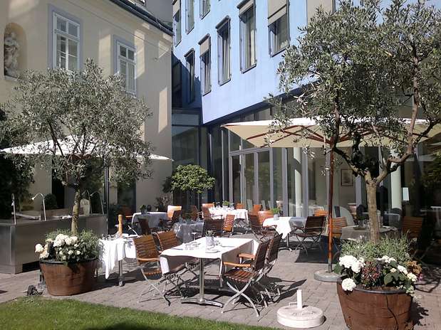 6. Hotel Das Triest, Viena, Áustria: perto de Karlsplatz, em Viena, o hotel recebe seus grandes convidados em um ambiente elegante. O que era um estábulo há 300 anos é agora um dos pontos mais quentes da moda na capital austríaca. Os tetos abobadados das suítes indicam a longa história do hotel. Mais de 300 metros quadrados e acesso direto ao jardim do hotel são destaques do Business Suíte, que leva mobiliário elegante feito com uma variedade de madeiras nobres. As personalidades famosas da cidade se reúnem no Silver Bar do hotel para uma bebida. Celebridades internacionais incluídos na lista de convidados são Seal, Heidi Klum, a falecida Amy Winehouse e Lady Gaga Foto: Divulgação