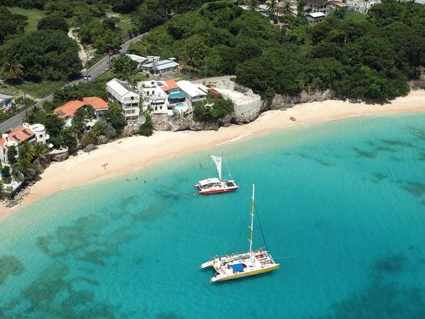 Barbados: situada no limite entre o Caribe e o Atlântico, a ilha de Barbados é um destino exclusivo e charmoso, com resorts e mansões frente a praias paradisíacas. A ilha tem duas estações: a temporada de chuvas, de junho a novembro, e a temporada seca, de dezembro a maio, mas as temperaturas mantém durante todo o ano uma média que vai de 21° C a 30° C Foto: Barbados Tourism