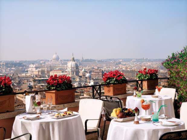 8. Hotel Hassler, Roma, Itália: com vista para a escadaria de espanhola na capital italiana, fica o lendário Hotel Hassler Roma. Cada um dos 95 quartos e suítes elegantes estão decorados com antiguidades, lustres luxuosos, espelhos e materiais preciosos. O destaque do hotel é a suíte Penthouse com mais de 970 metros quadrados, com acesso a um terraço privado, oferecendo uma vista exclusiva sobre a cidade eterna. Os hóspedes também podem desfrutar da vista sobre os telhados de Roma a partir do restaurante Imàgo. Um convidado regular bem conhecido é Tom Cruise, que volta para a Penthouse Suíte sempre que vai à em Roma. Madonna, George Clooney, Jennifer Aniston e Cameron Diaz são apenas algumas celebridades que configuram a lista. Até mesmo Audrey Hepburn e o príncipe de Mônaco Reiner e do rei Juan Carlos já apreciaram o serviço do hotel Foto: Divulgação