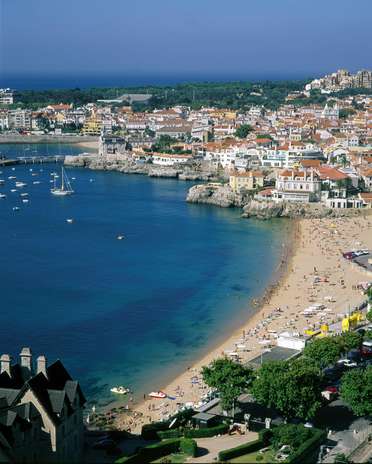 Portugal: sim, como os outros países do velho-continente, Portugal passa por temperaturas baixas durante o inverno. Mas a localização do país, no sudoeste da Europa, faz com que Portugal tenha mais sol do que seus vizinhos, inclusive durante os meses mais frios. Nos meses de verão, turistas da Europa inteira curtem o sol em Lisboa, Porto, e nas praias do Algarve Foto: Turismo de Portugal