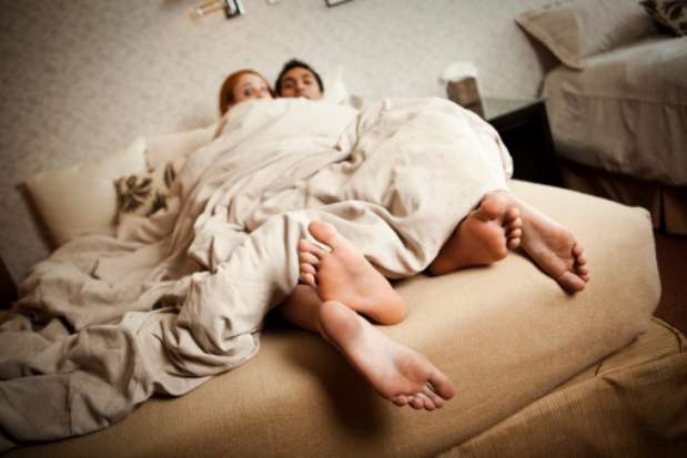 6. Mulheres querem orgasmos múltiplos. Somos condicionados a acreditar que um homem é mais viril se consegue dar à mulher mais que um orgasmo por sessão. Só porque elas podem chegar diversas vezes ao clímax, não quer dizer que elas sempre querem isso. Um é bom, dois é melhor, mas três pode ser demais e levar a relação ao desgaste Foto: Getty Images