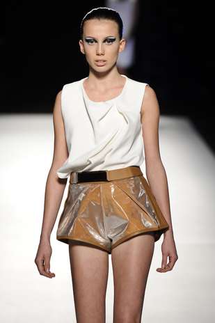 A estilista Gabriela Sakate também propôs shorts com brilho na apresentação da Casa de Criadores Foto: Agência FotoSite