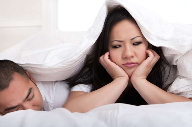 10. Autoestima. Problema dele... e dela?Não adianta: broxadas acontecem e não é culpa sua, nem dela! O primeiro passo para recuperar a autoestima sexual é admitir isso. A falha é levada de forma tão pesada e o erro é considerado tão absurdo que fica marcado para as próximas tentativas, influenciando a vida sexual. Broxar vezes seguidas pode criar um ciclo negativo de relações, explica Maria Claudia. Se a broxada for encarada como algo normal, fica mais fácil acertar nas próximas tentativas. Caso nem tudo tenha acontecido como deveria, ela também pode se sentir culpada pelo fracasso. Cabe a você contornar a situação e se quiser, falar sobre aquilo. Mas encare tudo com naturalidade. Ela se sentirá menos rejeitada e você menos impotente Foto: Getty Images