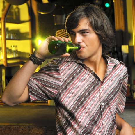 8. Bebidas influenciam?Depende da quantidade. Um pouco de bebida pode descontrair o casal e deixar tudo fluir melhor. Já quando o estado é de embriaguez, a tendência é que o desempenho não seja dos melhores, aponta o urologista. Em altas doses, o álcool constringe os vasos sanguíneos e a broxada torna-se comum. Tanto é assim que são muito comuns homens que bebem muito apresentarem disfunção erétil. A bebida consumida frequentemente pode influenciar na produção de enzimas e nos estímulos neurológicos, que mexem com a libido, completa Foto: Getty Images