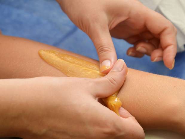 Cera com anestésico natural é capaz de diminuir até 60% da dor da depilação Foto: Shutterstock Cera com anestésico natural é capaz de diminuir até 60% da dor da depilação Foto: Shutterstock