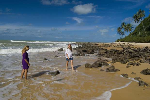 Praia da Pipa, RN - Situada a 85 km de Natal, no Rio Grande do Norte, a Praia de Pipa tem algumas das mais belas paisagens do estado e muita gente bonita. Falésias e dunas cercadas de vegetação, com areias brancas protegidas frente às águas calmas do mar criam um belo panorama, e um destino perfeito para passar alguns dias sob o sol Foto: Visit Brasil