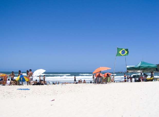 Praia do Rosa, SC - A 90 km de Florianópolis, a Praia do Rosa é conhecida por sua badalação, assim como por suas ondas apropriadas para a prática de surfe e bodyboard. Os turistas brasileiros e estrangeiros escolhem essa praia por seu ambiente divertido e pela beleza de sua gente, mas também de sua natureza Foto: Mikko Miettinen