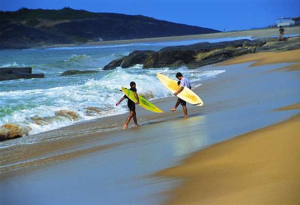 Guarapari, ES - No litoral do Espírito Santo, Guarapari tem numerosas praias escolhidas por muitos habitantes de Vitória para finais de semanas e feriados. O balneário capixaba tem gente de todas as idades e boas opções de lazer em seus restaurantes, bares e discotecas Foto: Visit Brasil