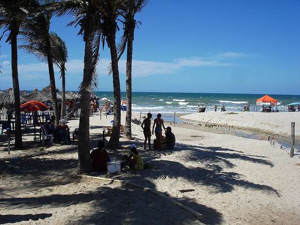 Praia do Futuro, CE - A cerca de 10 km do centro de Fortaleza, a Praia do Futuro é a mais famosa e frequentada da capital do Ceará. A praia de 8 km de extensão tem barracas com bebidas e petiscos, dunas, coqueiros, e baladas para curtir após o pôr do sol Foto: Fabricio Feijo