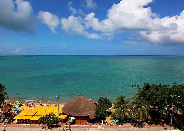 Ponta Verde, AL - Bairro nobre de Maceió, Ponta Verde tem em sua praia um dos mais belos cartões-postais da capital alagoana. À beira do mar, Ponta Verde reúne alguns dos melhores restaurantes e hotéis de Maceió e os prédios mais modernos da cidade. Todos os domingos, a avenida principal tem seu trânsito veicular cortado e se transforma numa grande área de lazer muito bem frequentada Foto: Ricardo Pipo