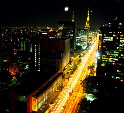 Noite de São Paulo, SP - A capital paulista se destaca por sua rica vida noturna, com diversão para todos os gostos. Os mais boêmios costumam prestigiar o movimentado bairro da Vila Madalena. Descolados curtem as baladas da Vila Olímpia, enquanto a Baixo Augusta é cada vez mais frequentada por um público GLS e alternativo Foto: Visit Brasil