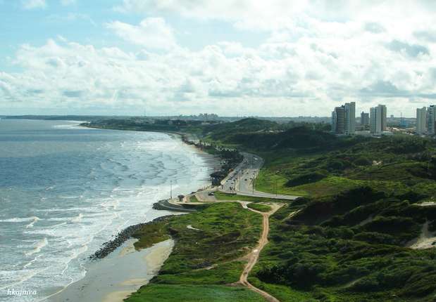 Praia de São Marcos, MA - A 7 km de São Luís, capital maranhense, a Praia de São Marcos tem belas paisagens com dunas como pano de fundo e bares que divertem os visitantes dia e noite.  A praia é um dos pontos mais badalados da região de São Luís, onde jovens e surfistas aproveitam os dias ensolarados do norte do país Foto: Herbert Kajiura
