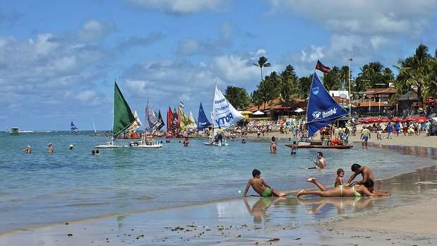 Porto de Galinhas, PE - Com onze praias distribuídas em 18 km de areias brancas no litoral de Pernambuco, Porto de Galinhas é um dos destinos de férias prediletos dos brasileiros. Numerosos resorts com diversão para adultos e crianças e diferentes atividades esportivas complementam as belezas naturais da região Foto: Visit Brasil